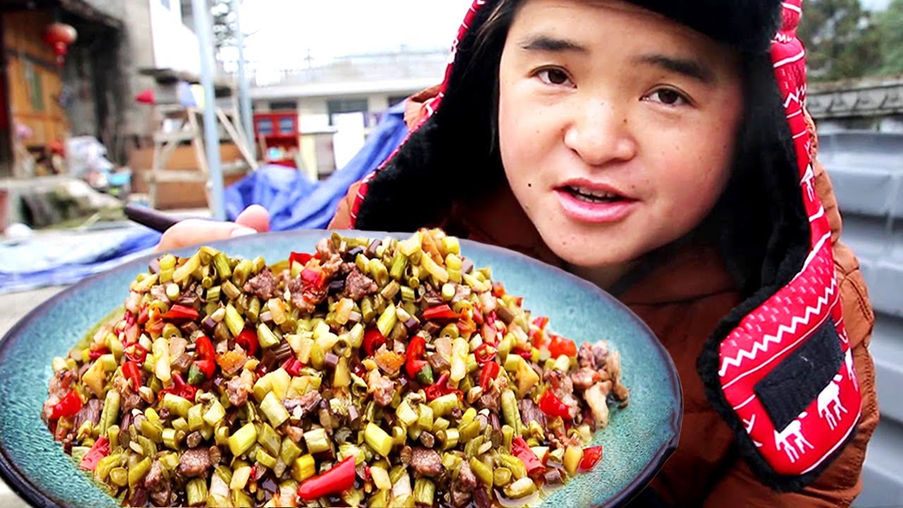 Сестра Мяо ест рис с запеканкой из тамаринда, больше мяса, чем овощей