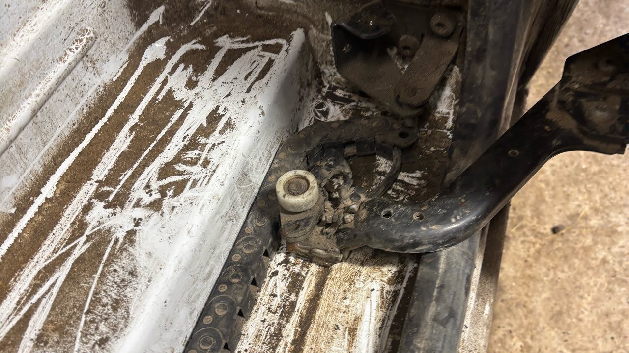 This is me removing step on 18 plate sprinter, cleaning outunderneath#sprinter#mercedes #vanlife#van