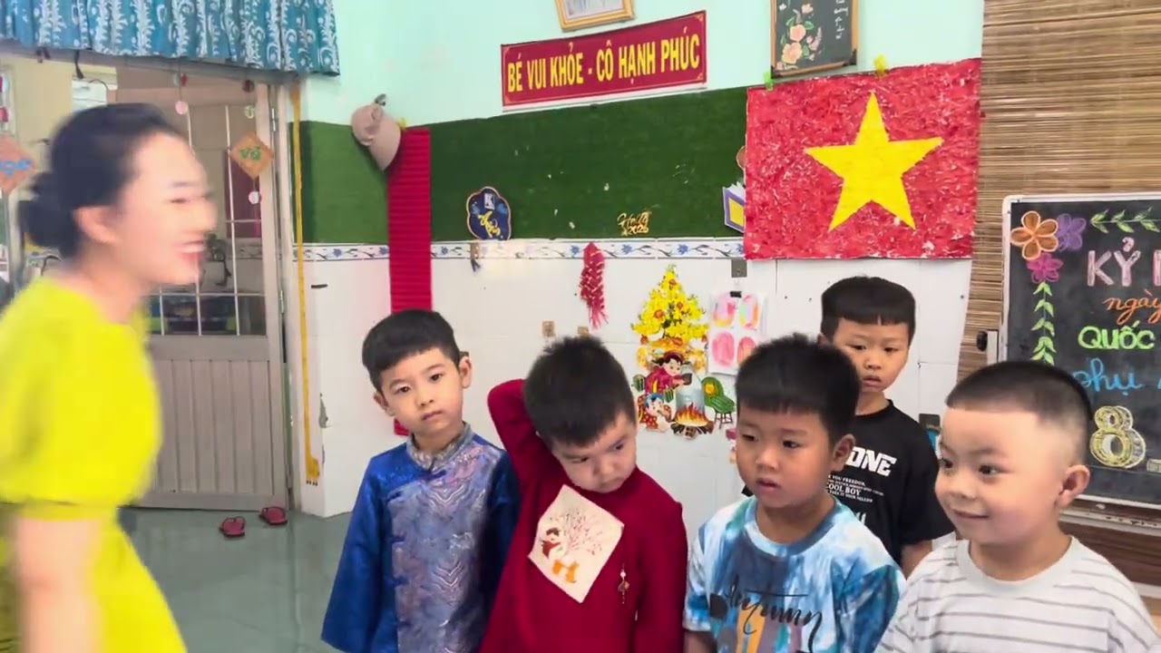 Giao lưu, sinh hoạt chào mừng ngày Quốc tế Phụ nữ 8.3 tại lớp của các bé lớp 4-5 tuổi A 