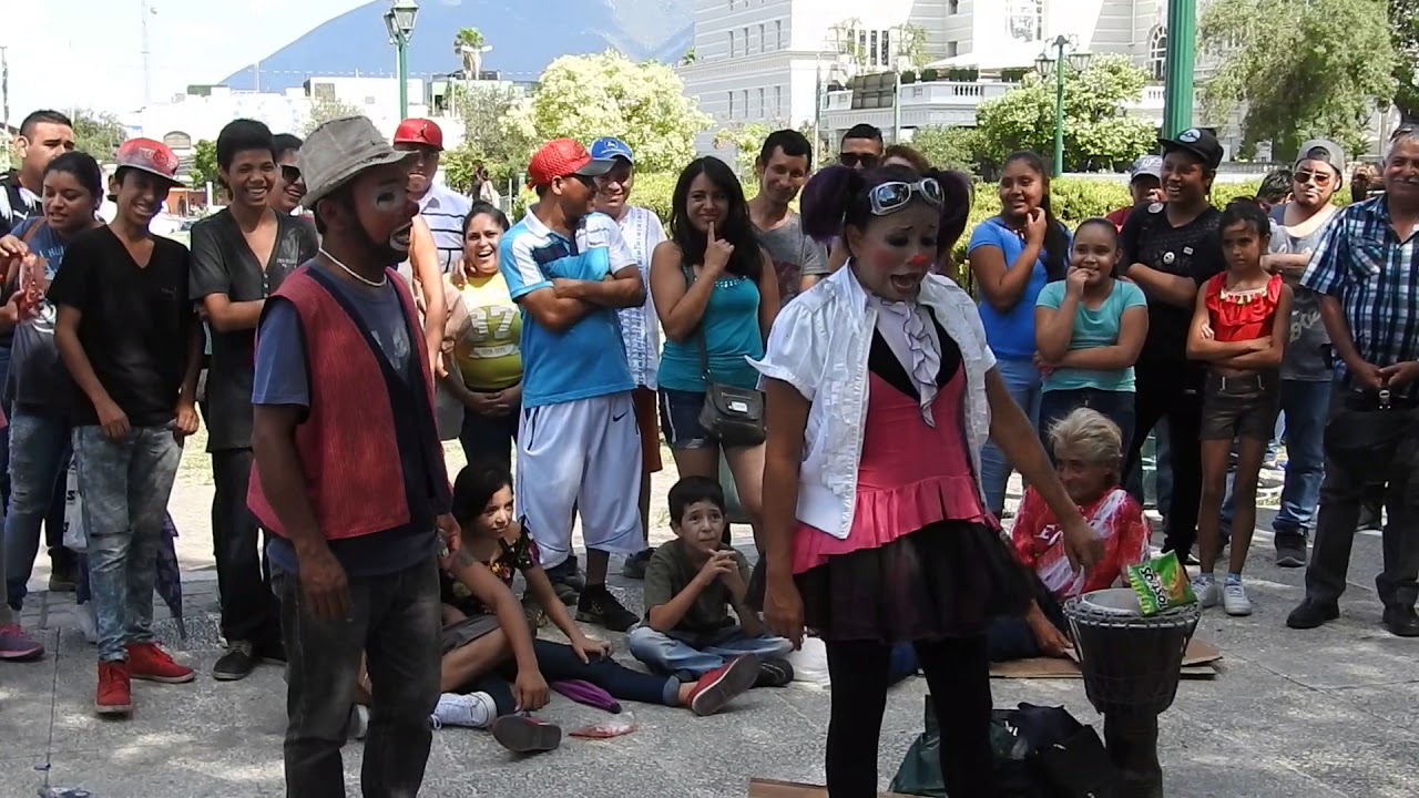 Payasos de la Macroplaza Monterrey N.L. Mex. Sindy y Polvorete  20/Ago/2017