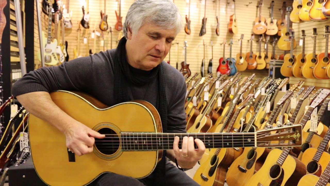 Лоренс Жубер играет на Martin 000-45 1928 года в магазине Norman's Rare Guitars
