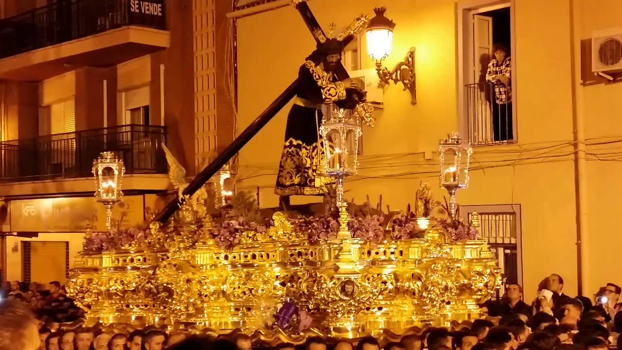 Semana Santa Málaga 2014. Cristo del Perdón (Nueva Esperanza) a su paso por la puerta del Cautivo.