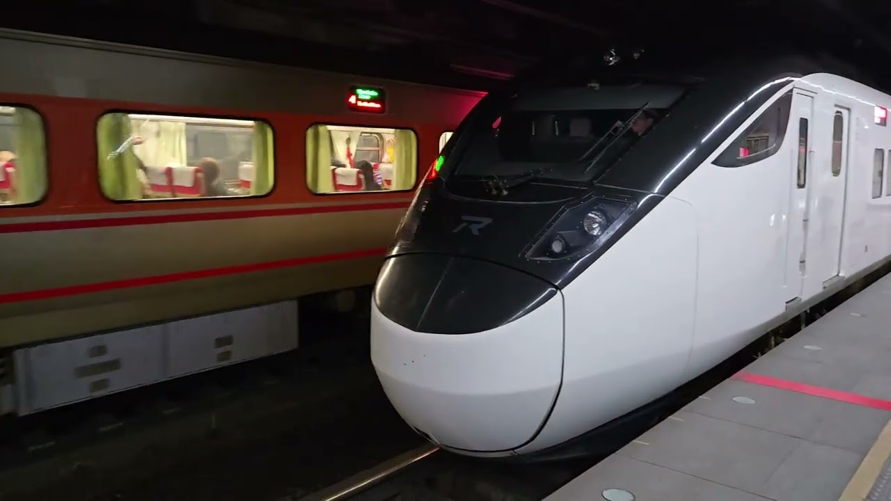 419次台東發車開往樹林的東部半直達EMU3000型十二輛編組EMU3021皮蛋豆腐騰雲號，和172次潮州開往花蓮的E500型鳴日色金光牌雙電力機車頭E538+十二節PP車廂+E537推拉式PP自強號