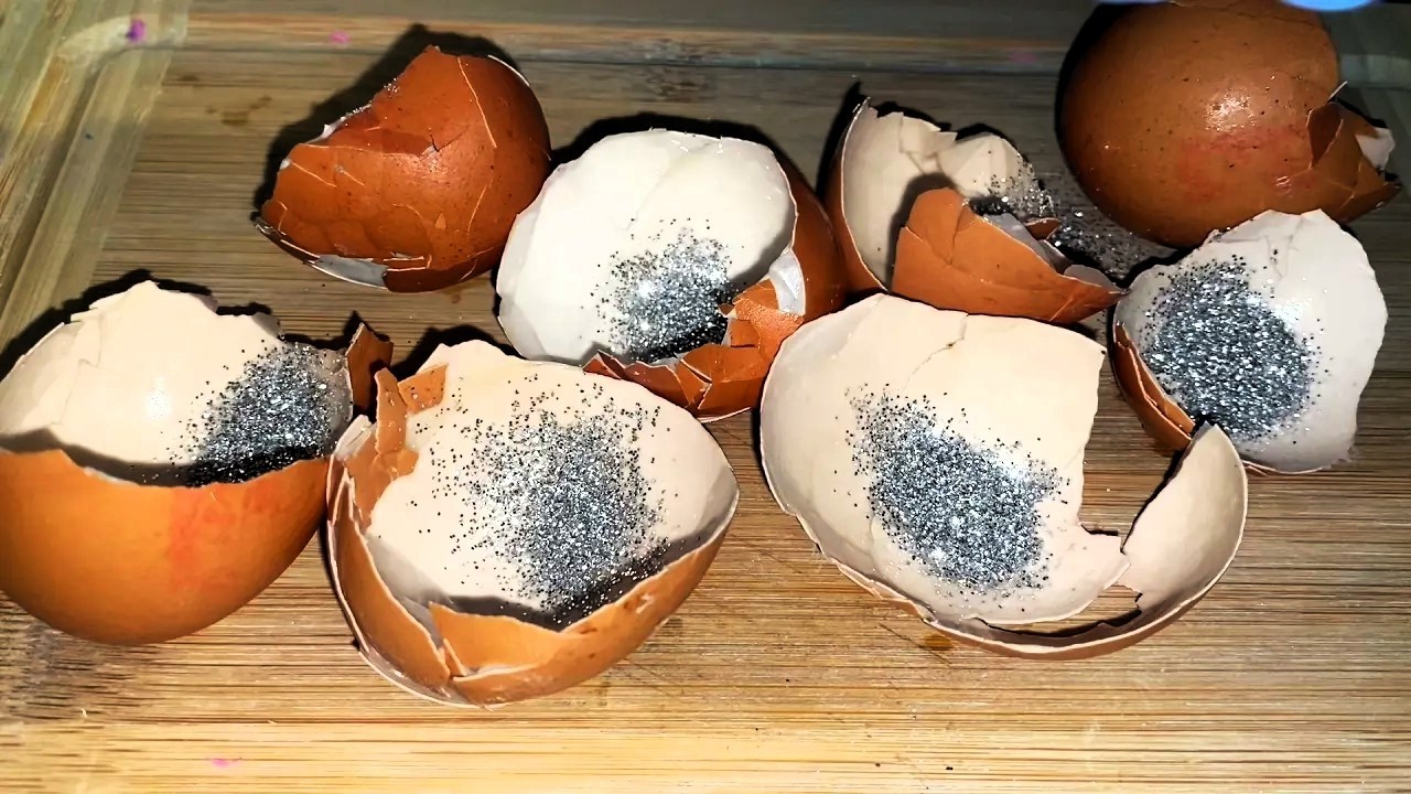 ASMR Aplastando Cáscaras De Huevo Con Purpurina – Crushing Glitter Eggshells 🥚✨