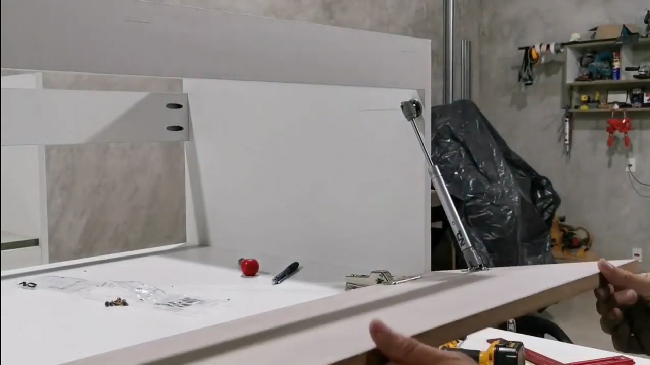 Como instalar pistão a gás em porta basculante. passo a passo.