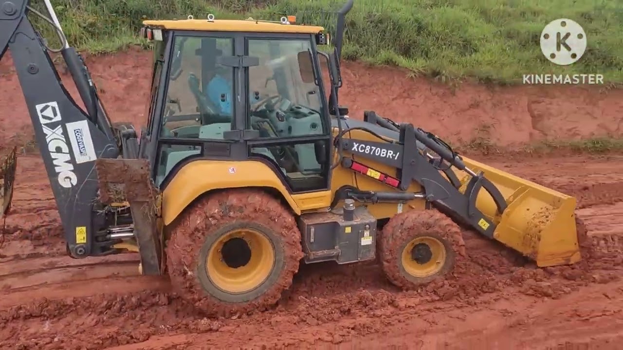 nova retroescavadeira xcmg trabalhando