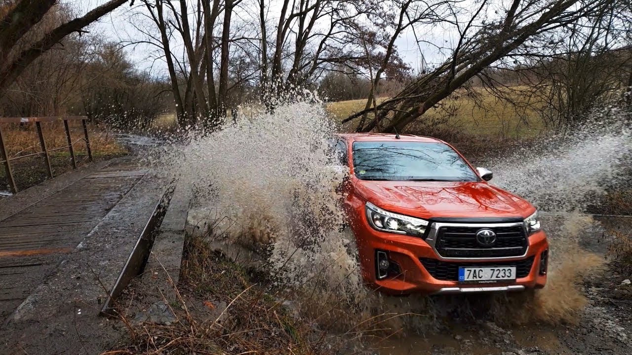 2018 Toyota Hilux off-road - mud + water