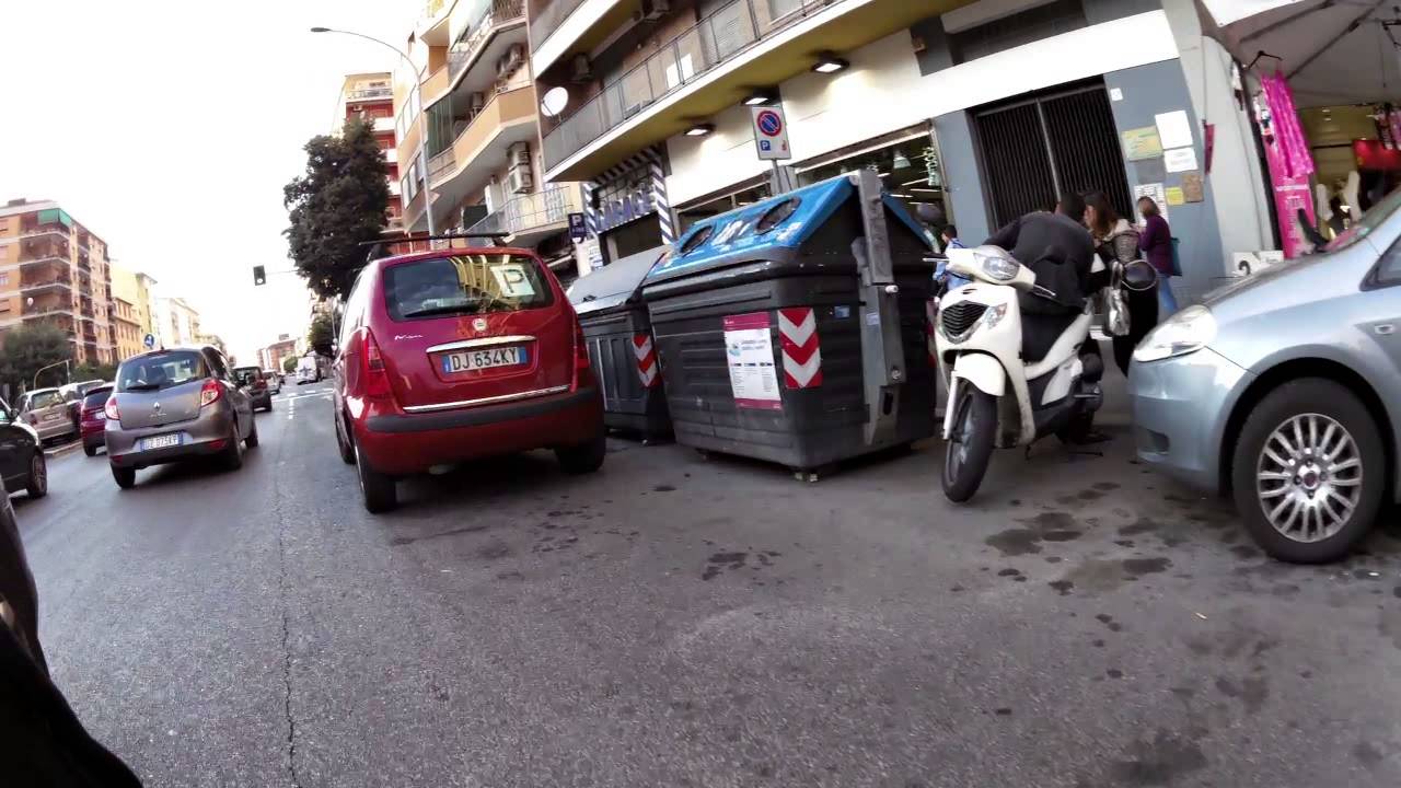 Cinque minuti lungo la Tuscolana di domenica. Scenario unico al mondo