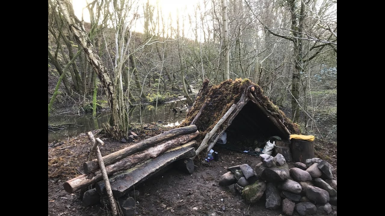 2 NIGHTS WINTER CAMPING AND DEBRIS  A- FRAME MOSS SHELTER BUILDING
