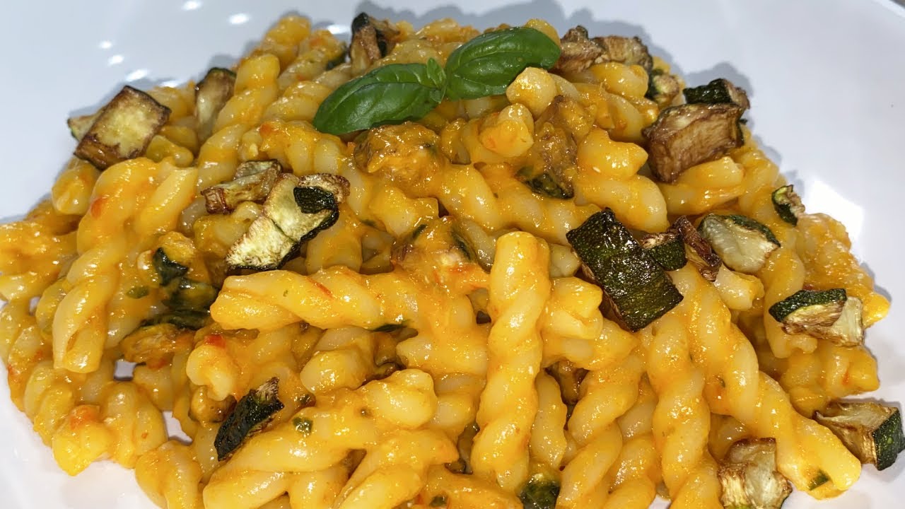 PASTA CON CREMA DI PEPERONI E ZUCCHINE