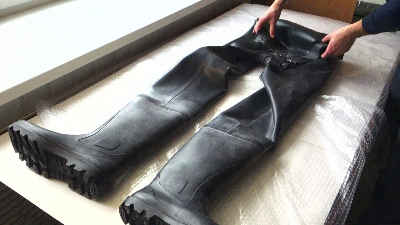 Unpacking heavy rubber latex dungarees from Blackstyle