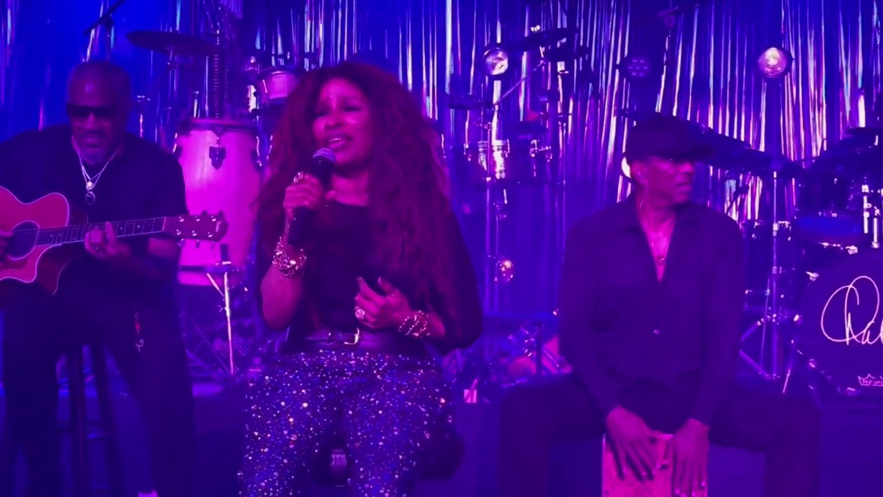 Chaka Khan Sings 