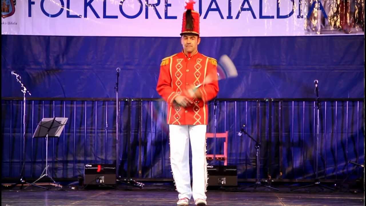 201209220102 Baigorriko Arrola dantza taldeko makilaria, 2012an Urretxun XXIV. Folklore Jaialdian.