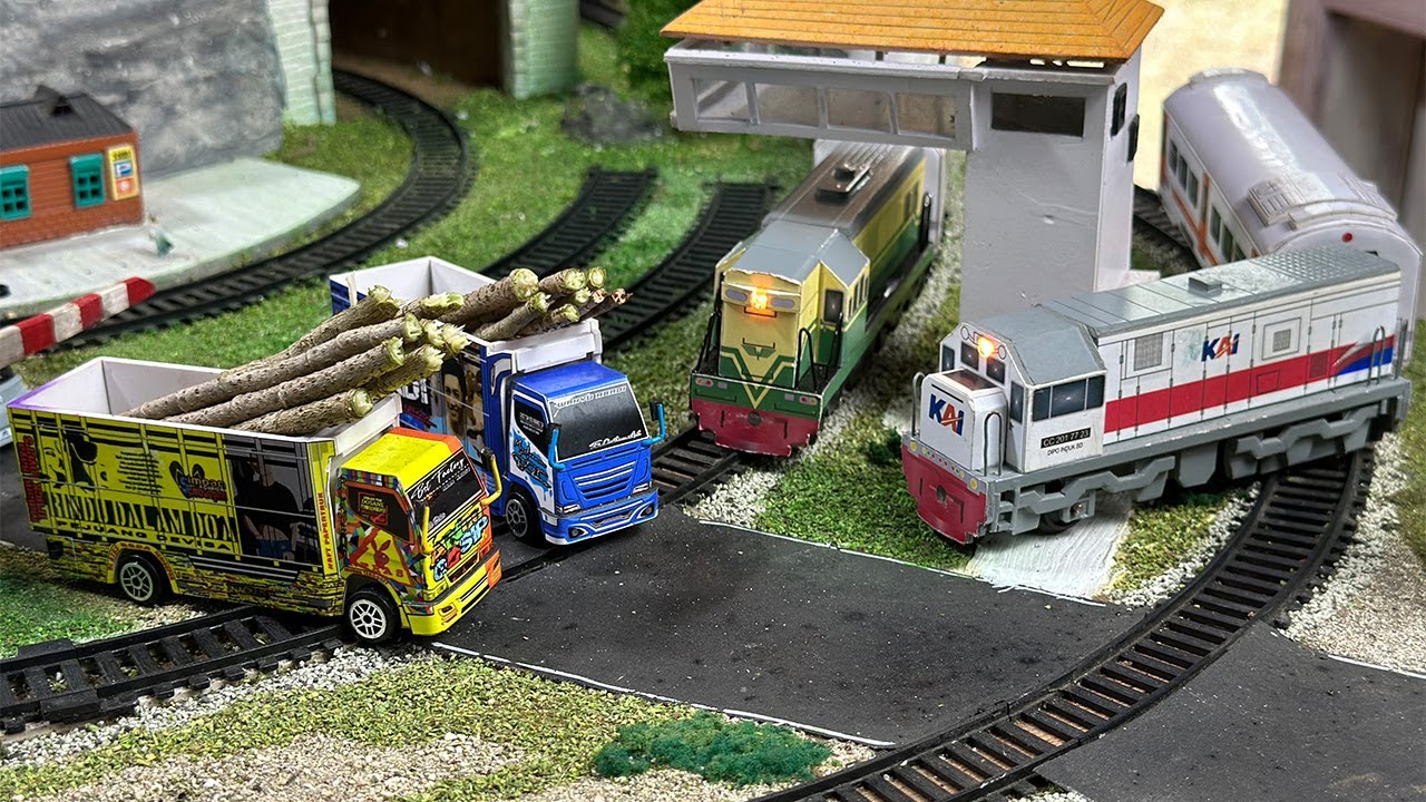 Drama Kereta Api CC201 Anjlok Tabrak Truk Oleng Pembawa Kayu Hingga Terguling Di Palang Pintu KAI