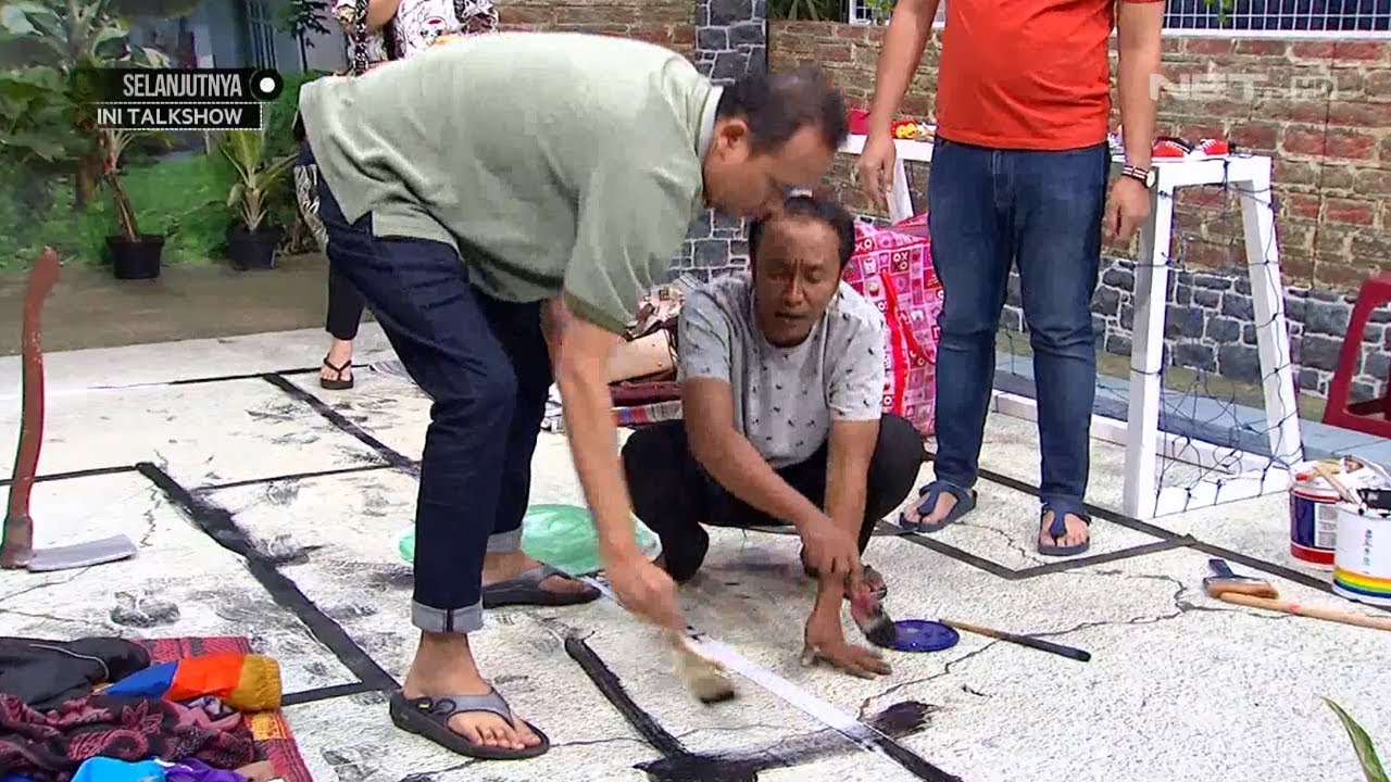 Lapangan Jadi Papan Coretan Karena Ulah Akbar dan Cak Lontong