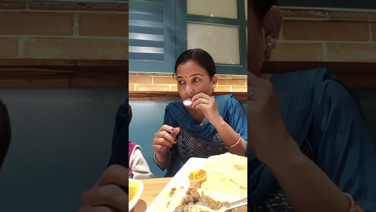 आज हम आए बाहर लंच करने 😍