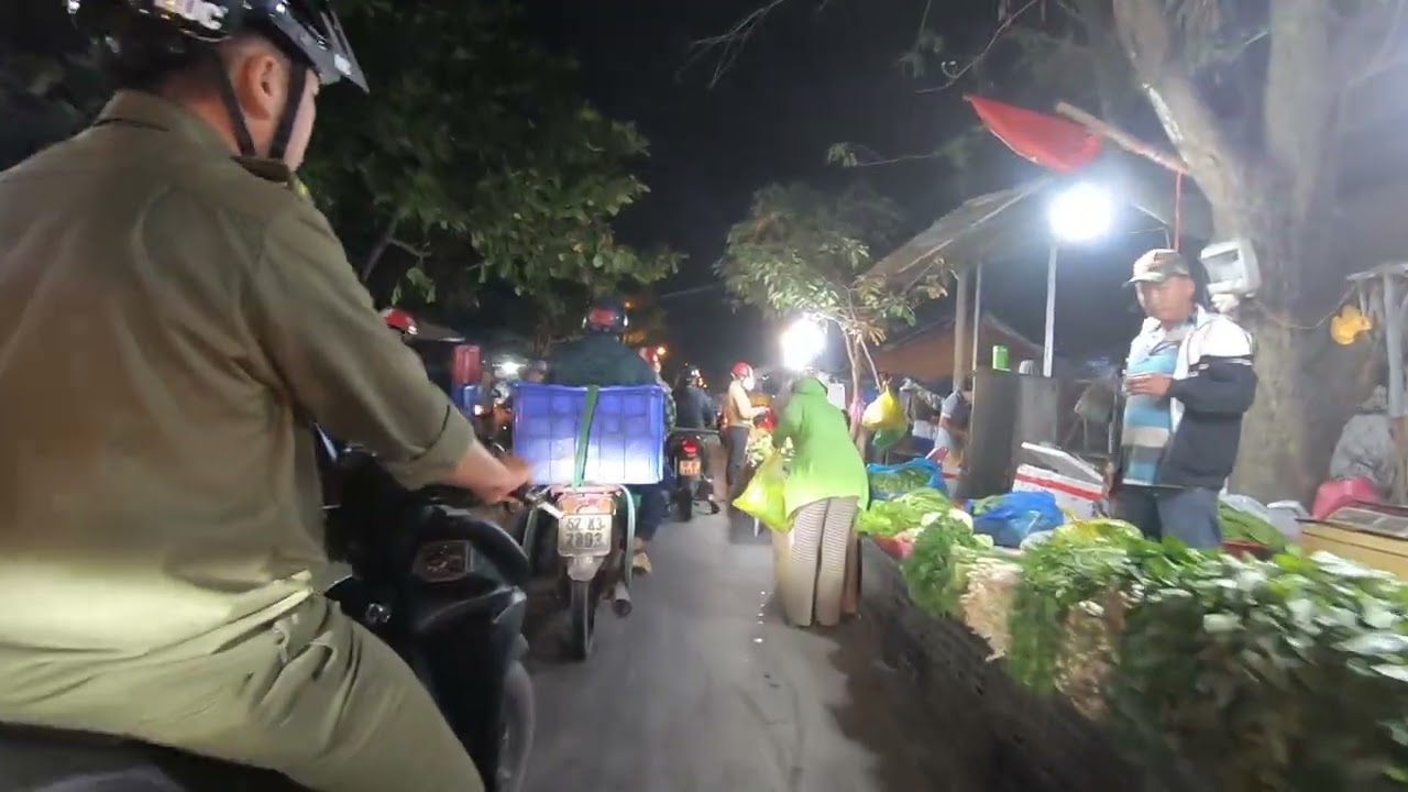 Khu tự phát Hoàng Đạo Thúy Chợ Đầu Mối Bình Điền 4 giờ sáng