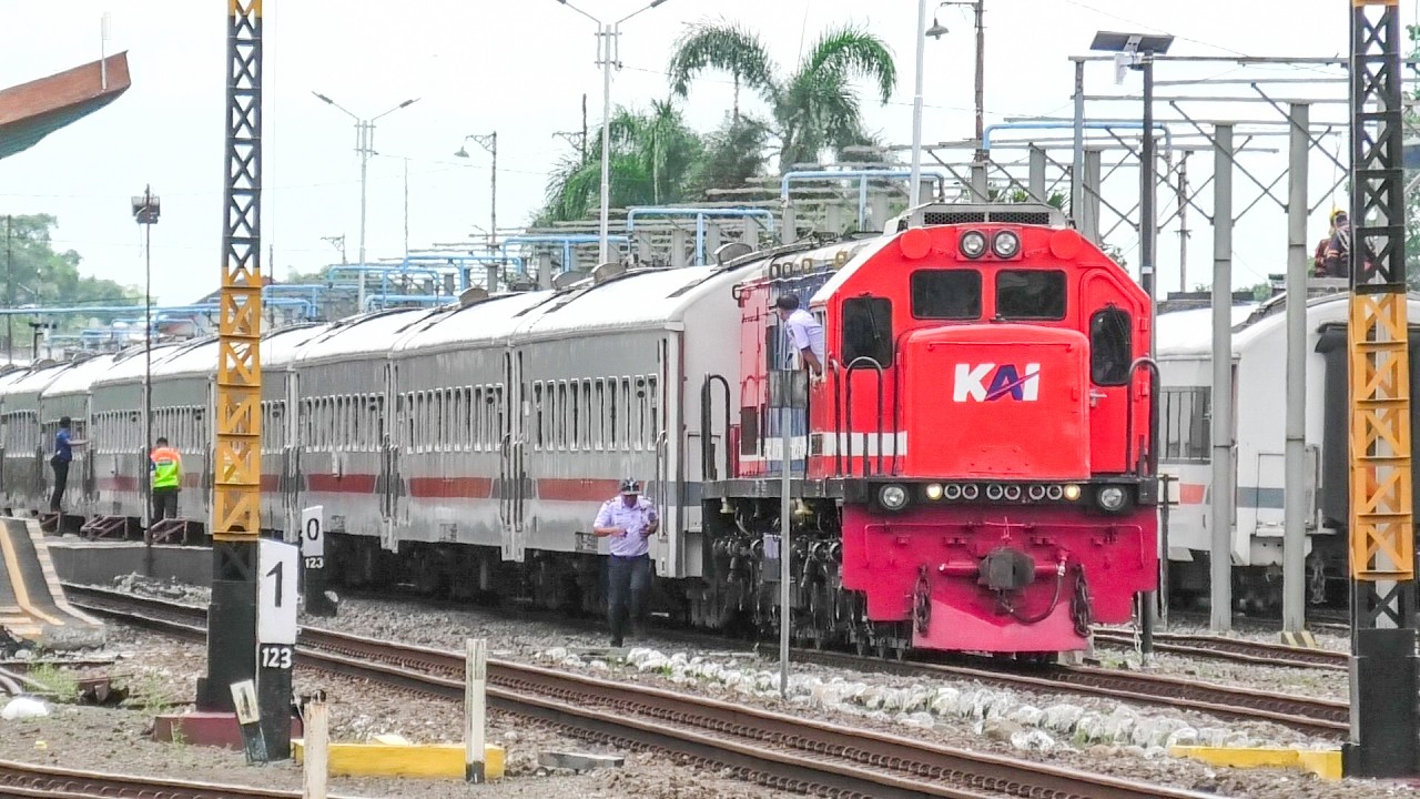 ADA APA INI ASISTEN MASINIS SAMPAI LARI LARIAN TERBURU BURU‼️MOMEN KA BRATAS DITARIK LOKO MERAH