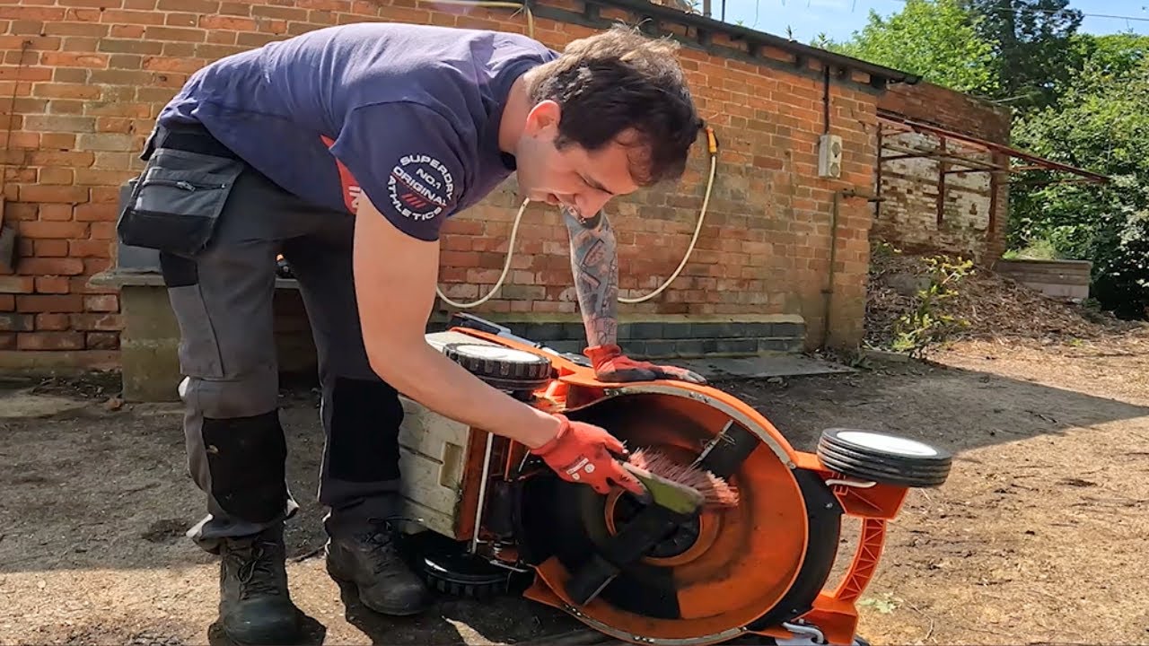 Cleaning a Battery Powered Lawn Mower | Demonstration