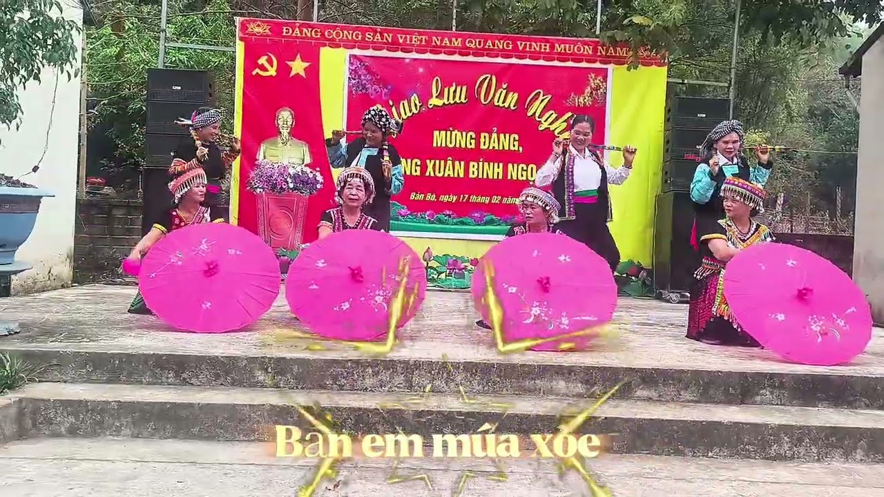Múa H'mông vui xuân đội văn nghệ bản Trò biểu diễn.