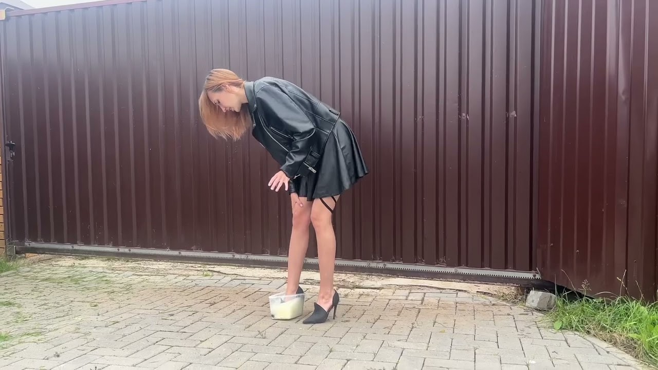 Step in glue, stuck in glue, girl stuck, high heels in glue, high heeled shoes, high heels crush