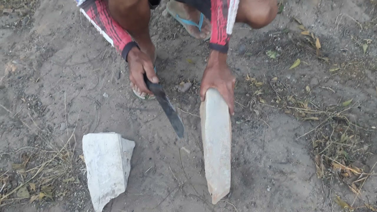 A mulher coloca Seu Luiz para ir buscar uma pedra de amolar faca!