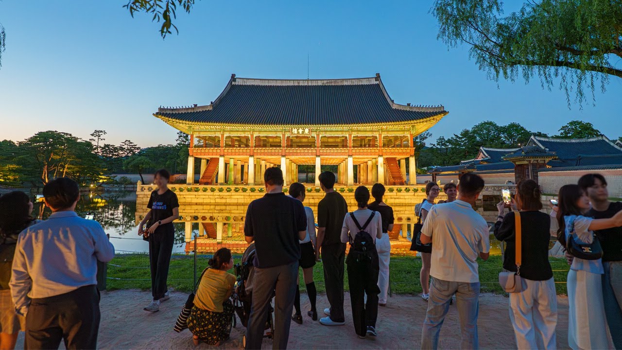 Gyeongbokgung Palace Night Walk | Seoul’s Magical Evening Stroll 4K HDR