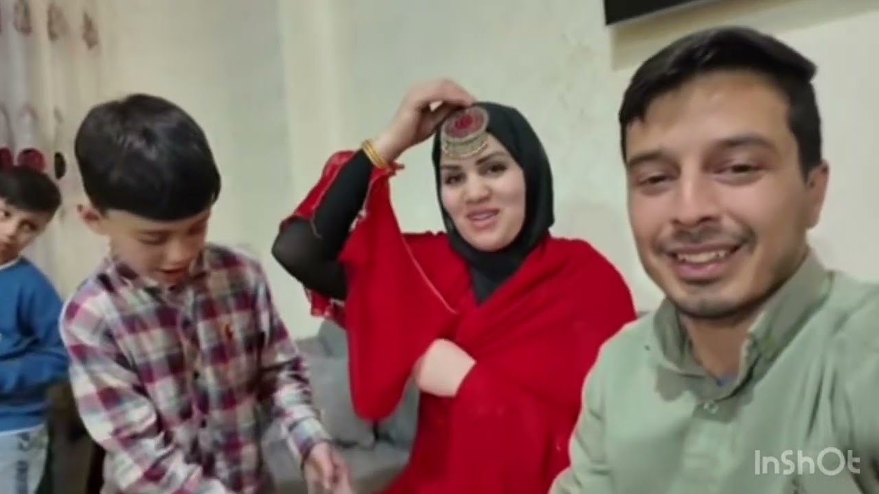 این دو تا زن لورخواست و از همدیگر تقلید می‌کند و اگر اون جشن بگیرن یکی هم جشن می‌گیرد