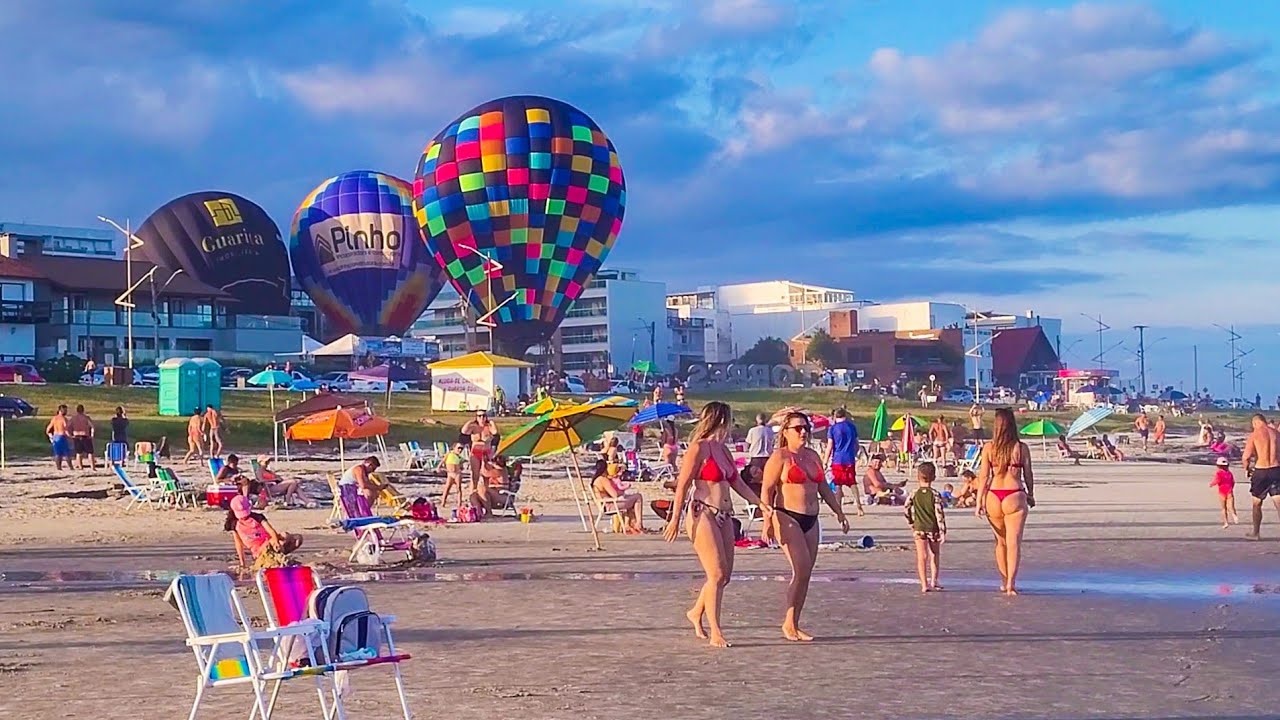 Praia Lotada em Torres/RS. Balões Decolando da Praia. 4k