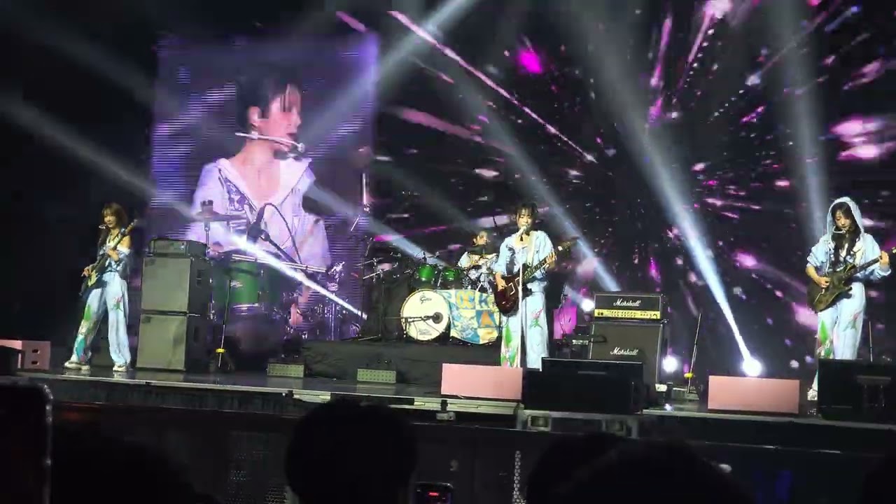 QWER 1ST WORLD TOUR 'ROCKATION' in HONG KONG - Rebound / Free-Dumb - 8/2/2026