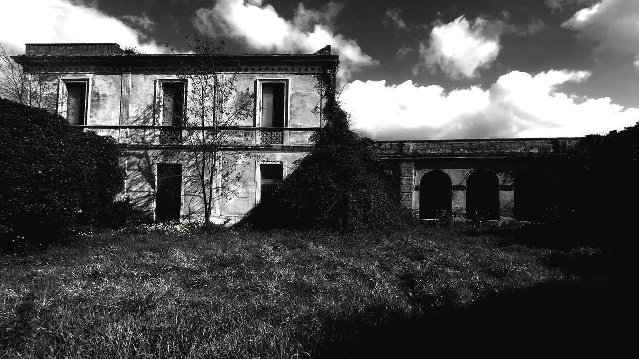Luoghi abbandonati - Sardegna : Esplorazione di una splendida villa con affreschi ben conservati.