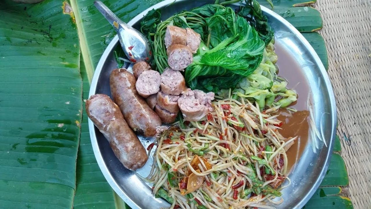 ครัวบ้านบ่าวเปเล่ ตำหมากหุ่ง ลวกผัก ปิ้งไส้กรอกหมู