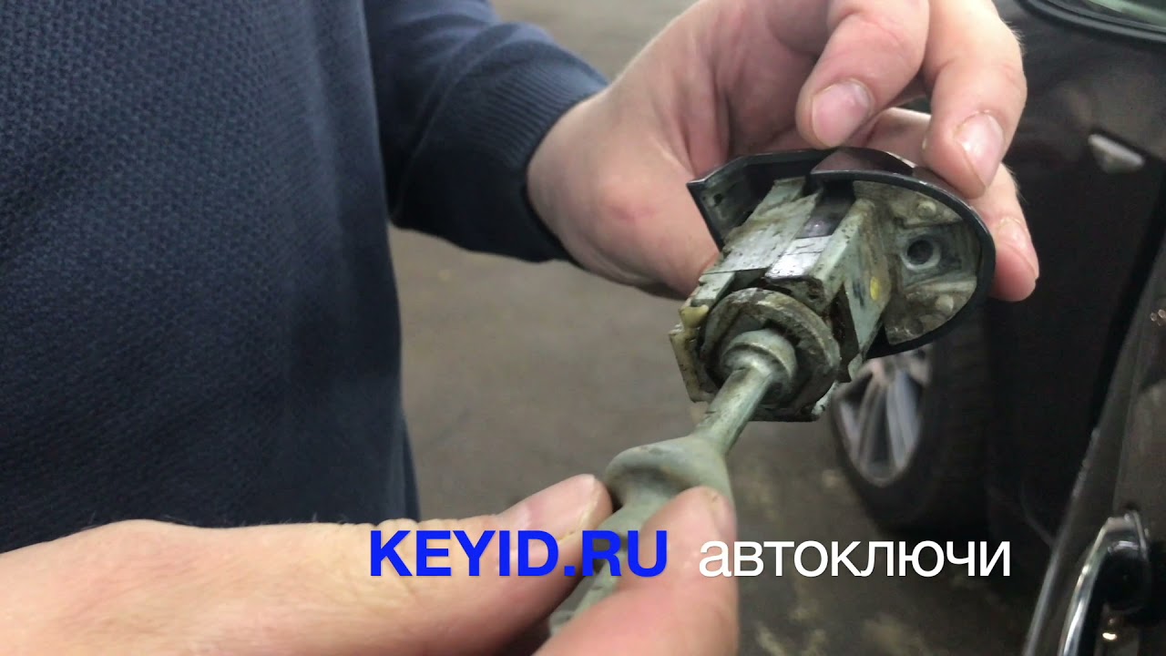 Демонтаж ручки двери и личинки замка на автомобиле БМВ