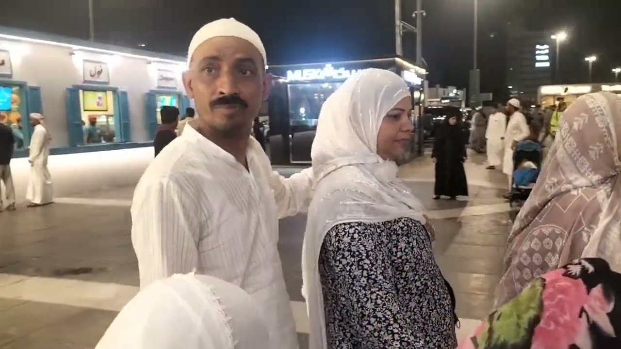 amme maszid e nawbi mein isha ki namaz padhne jati hui mashallah