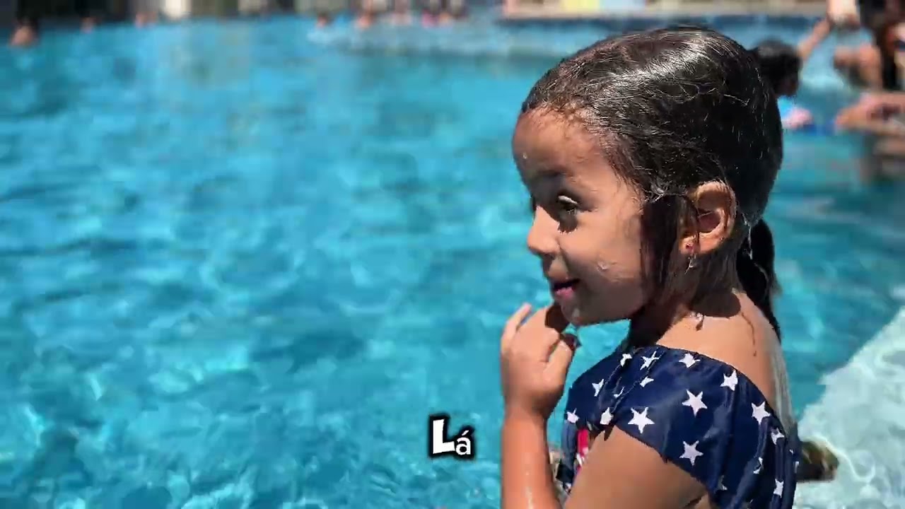Hoje foi dia de piscina e muita diversão!Vocês gostam mais de nadar ou de brincar na água?  #family 