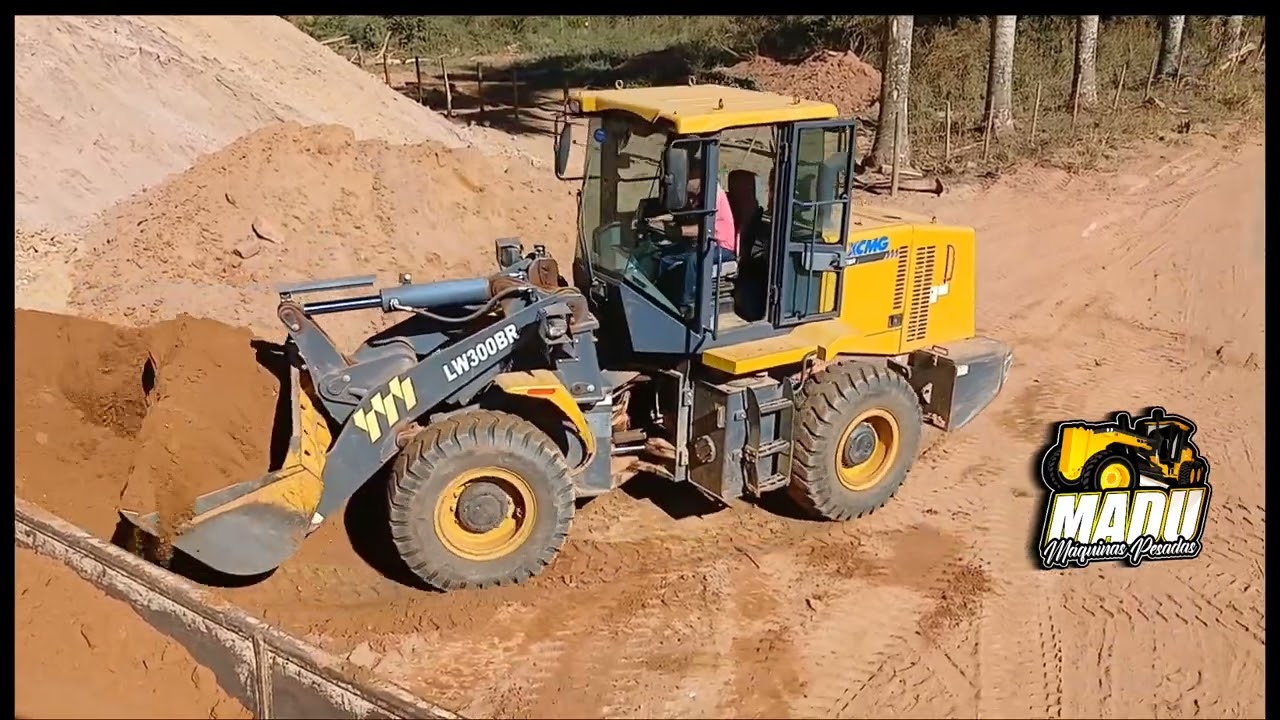 #DEUS carregadeira cortando e carregando caminhão para terraplanagem (parte 2 final )