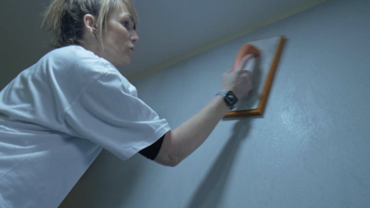 Aplikace betonov&eacute; stěrky na chodbu