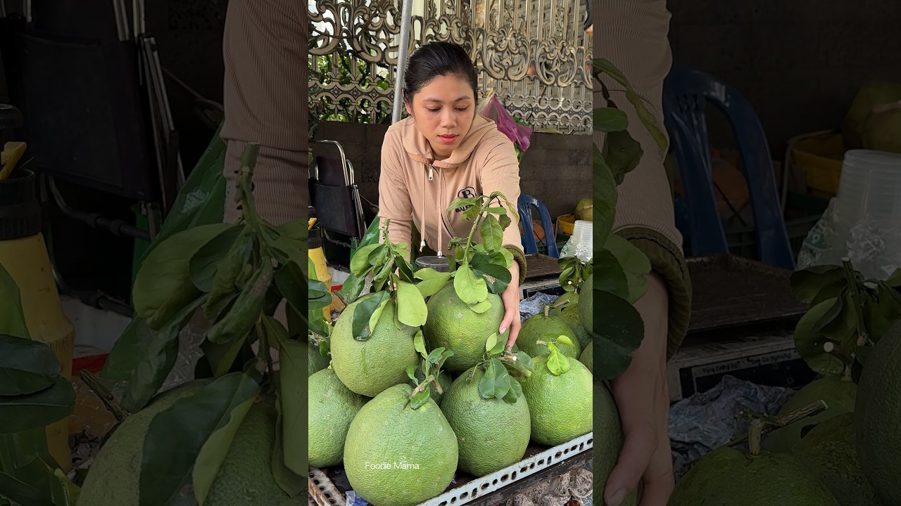 Amazing Giant Orange! Vietnamese Lady Selling Pink Pomelo - Fruit Cutting Skills