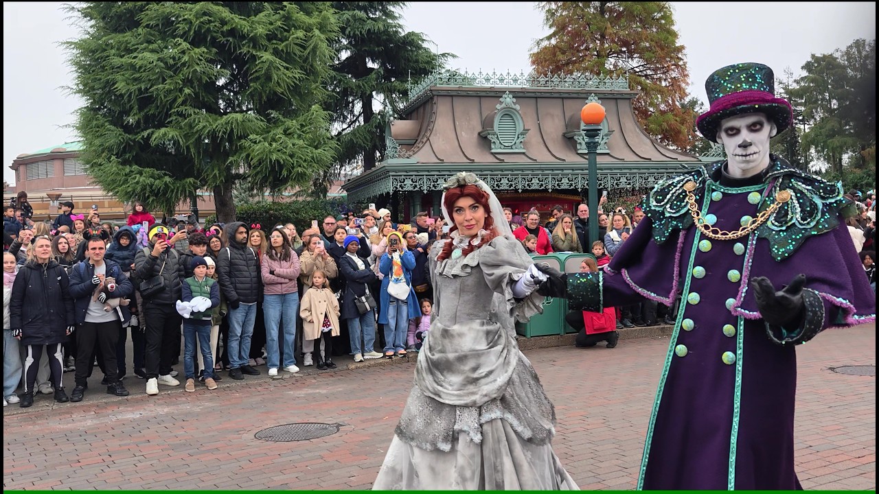 [4K] Disneyland Paris: Mickey's Halloween Celebration - October 31st 2024 (1st Show Stop)