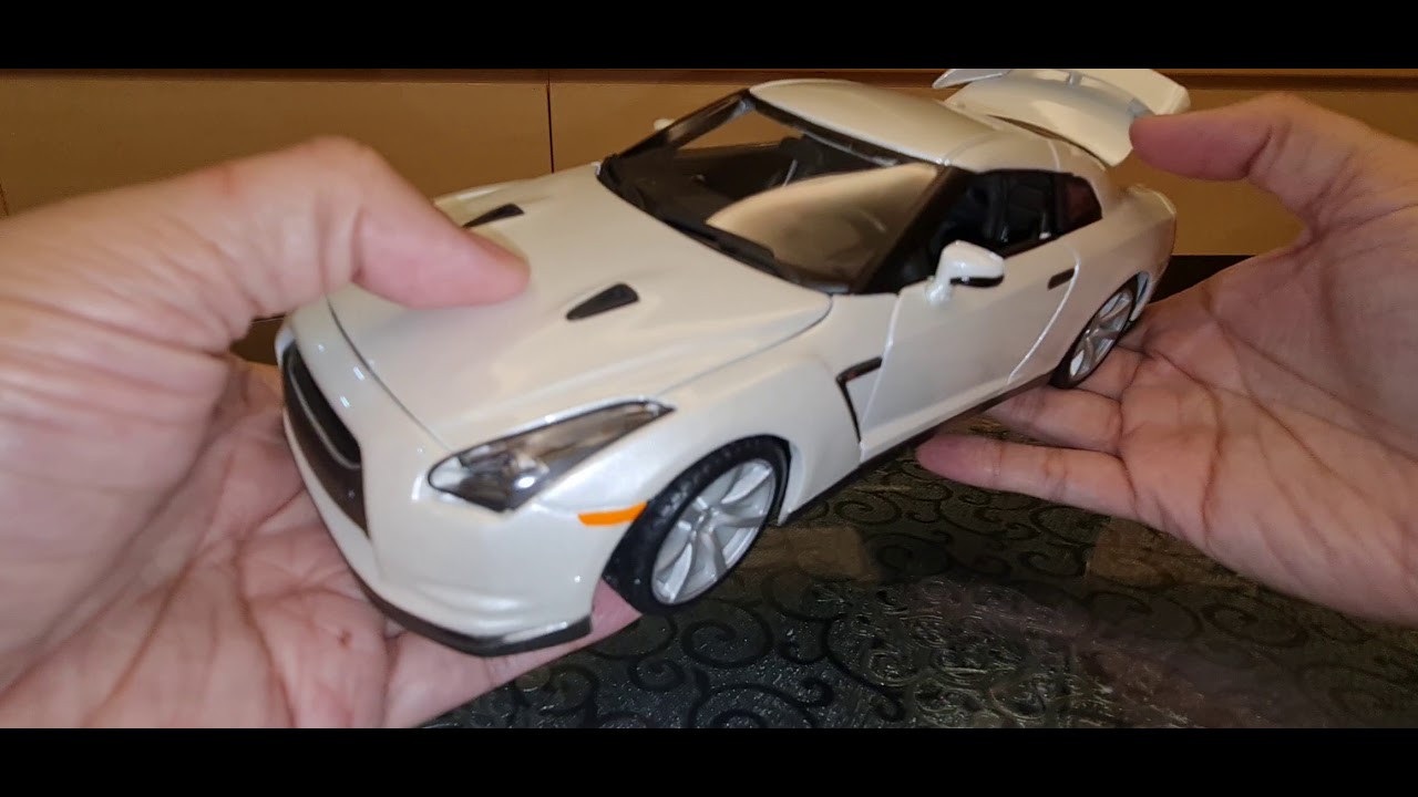 Nissan GT-R R35 2009 1:18 Scale by Bburago - Unboxing