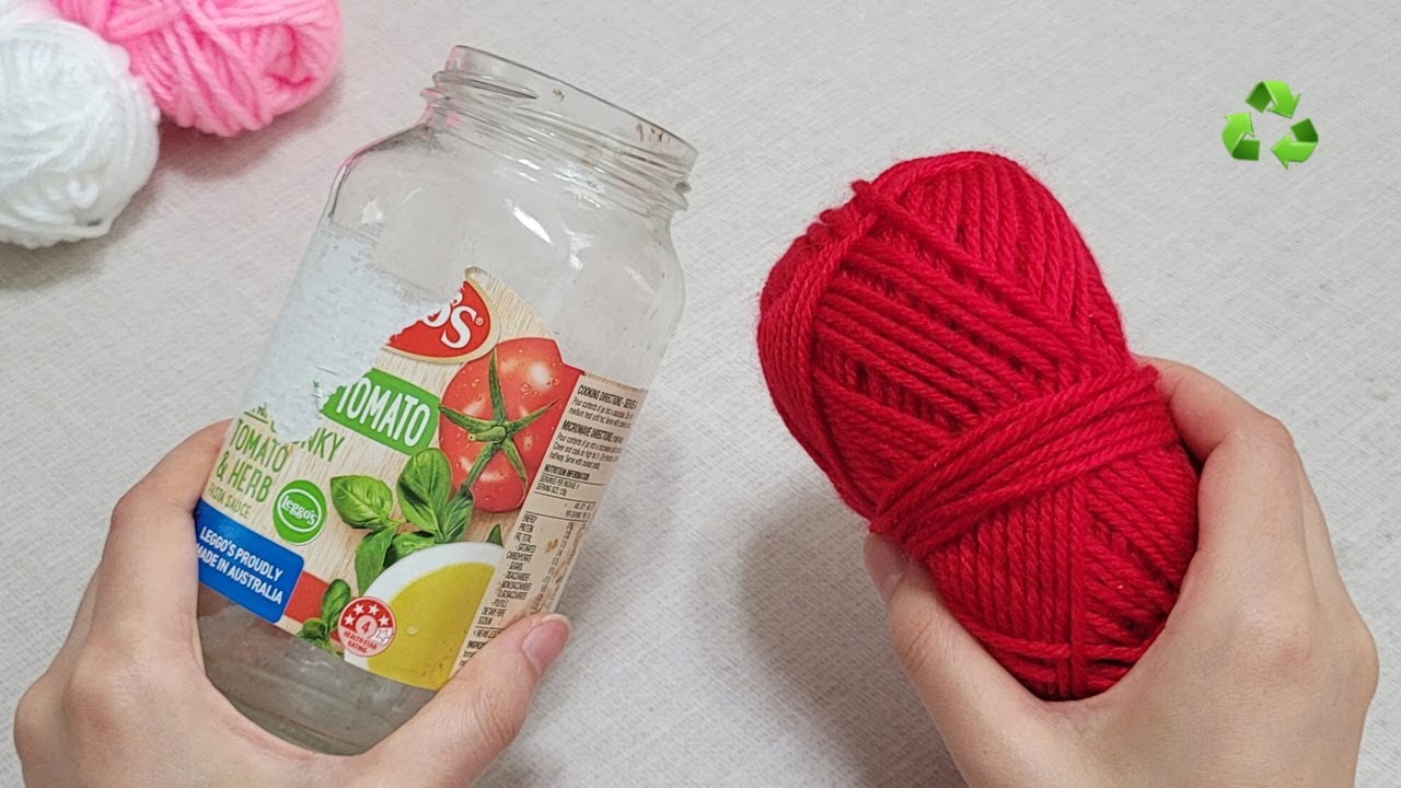 Очень просто! Идея подарка на День святого Валентина со стеклянной бутылкой и пряжей.