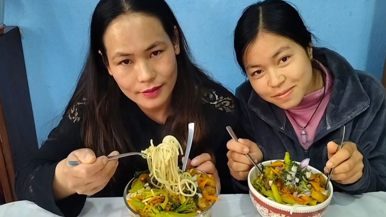 Chisoo ma tato tato veg thukpa ||thukpa mukbang🍜