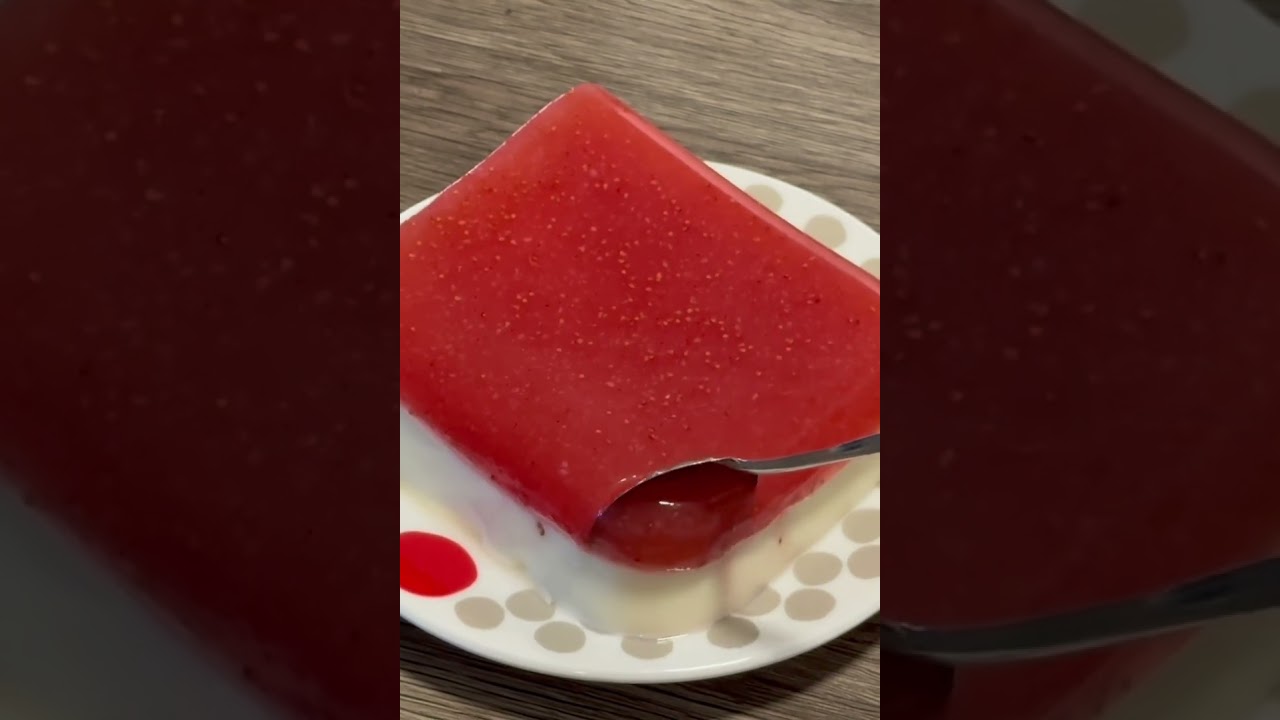 Elegant dual-layer jelly: smooth cream cheese beneath a luscious strawberry crown🍓🧀. Rau câu 🍓 🧀