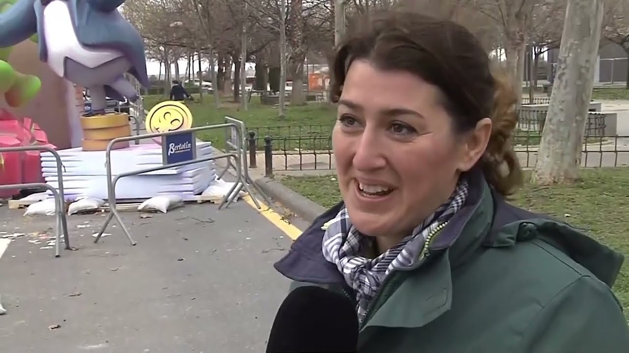 El viento derriba remates de dos fallas en Valencia