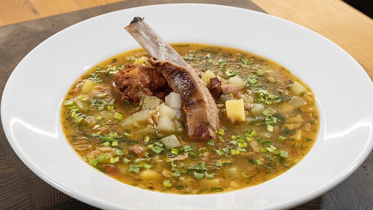 Вы замерзли? Тогда этот суп для вас. Сварен на копченой курице и свиных ребрах