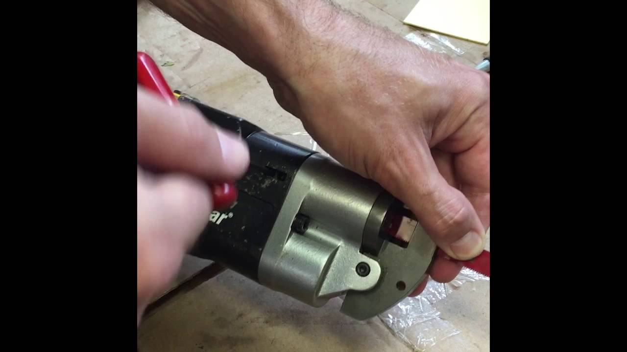 Adjusting a Cengar Air Reciprocating Saw Blade