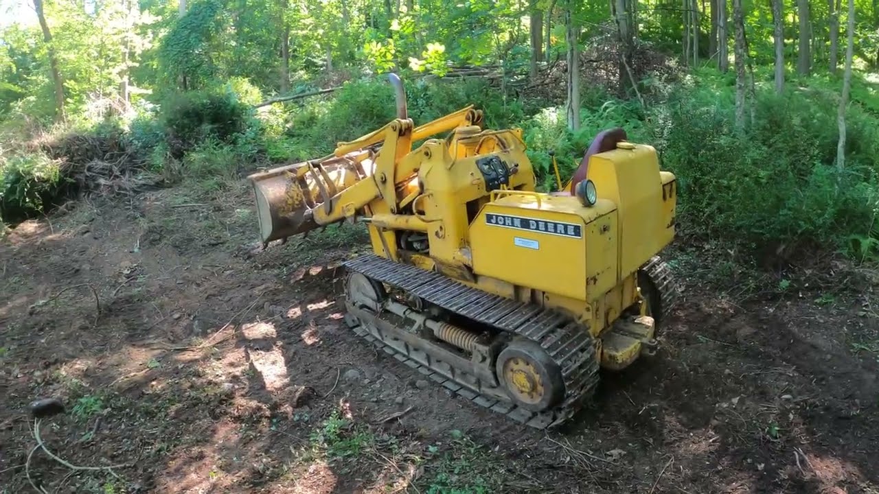 расчистка земли с помощью погрузчика John Deere 350B