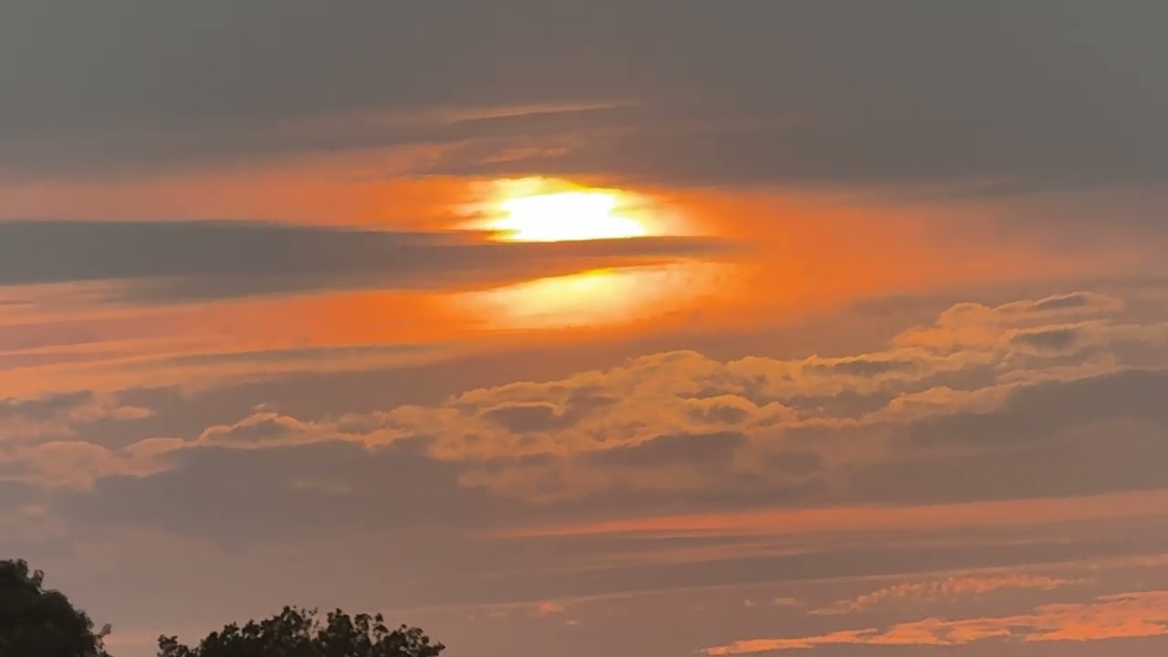 928 - TRAMONTO ROSSO CON NUVOLE BIANCHE DELLA NATURA - BELLISSIMO STUPENDO - GIUGNO 2025