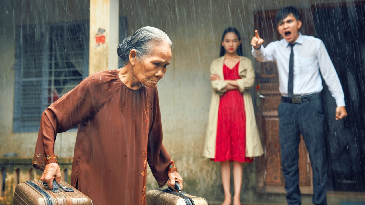 Con Trai Đuổi Mẹ Ra Khỏi Nhà – 6 Năm Sau, Anh Sốc Nặng Và Gục Xuống Bên Cái Ghế Mẹ Để Lại