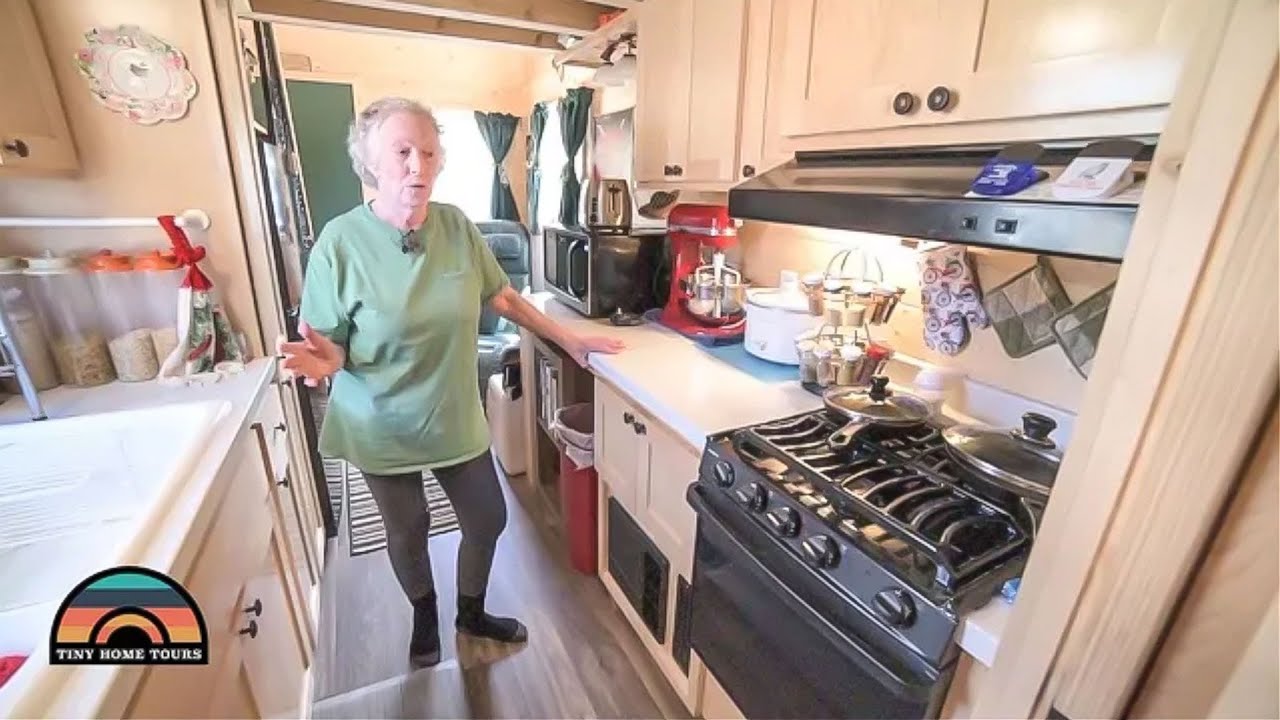 77 a&ntilde;os vendi&oacute; la mitad de sus cosas para vivir en su dormitorio de la planta baja,  peque&ntilde;a casa